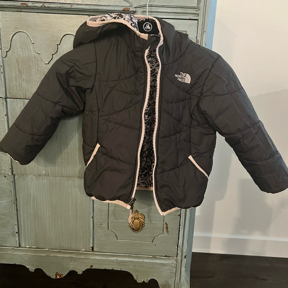 Girls 3T adorable North Face jacket. Reversible! Good shape!🥰🩷